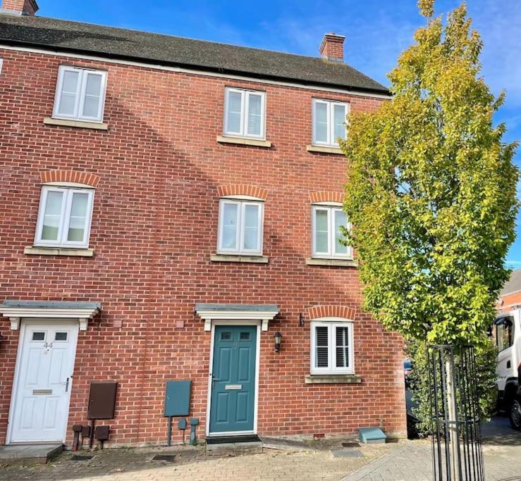 5 Bed House In Gloucester Hucclecote Exterior foto